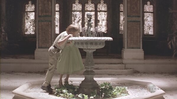 20세기 가장 아름다운 키스신인 위대한 유산(1999)의 분수대 키스신. 영화에선 후에 두 인물이 자라서 또 분수대에서 키스를 합니다.. http://youtu.be/1Apqgv...