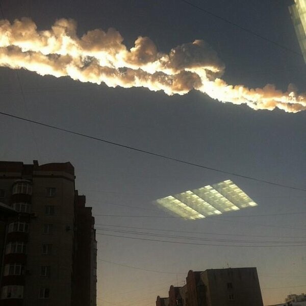 Падение метеорита челябинск. Метеорит в челябинске. 2013 — падение метеорита в районе челябинска. Челябинский метеорит упал. Падение метеорита челябинск.