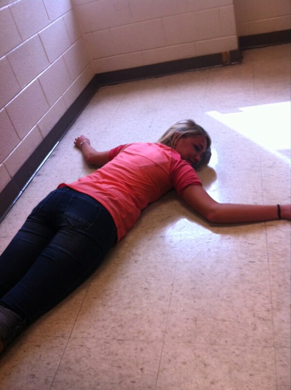 mclainbroussard's tweet image. It's always too hot in Mrs Bound's room… #heatflash @eham321 😂🔥