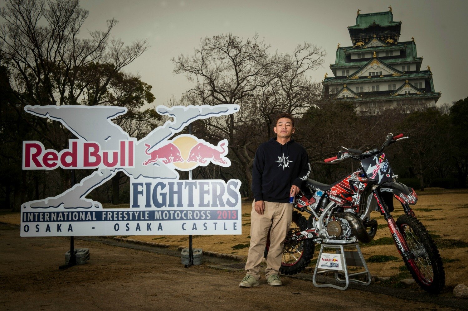 レッドブル ジャパン 再掲 本日正午から Red Bull X Fighters Osakaのチケットがオフィシャルサイトにて先行販売開始です 大阪城をバックにライダー達が舞う 必見です Http T Co Jqmpq5t8 Http T Co L3dsuiyn Rbxfjp Twitter