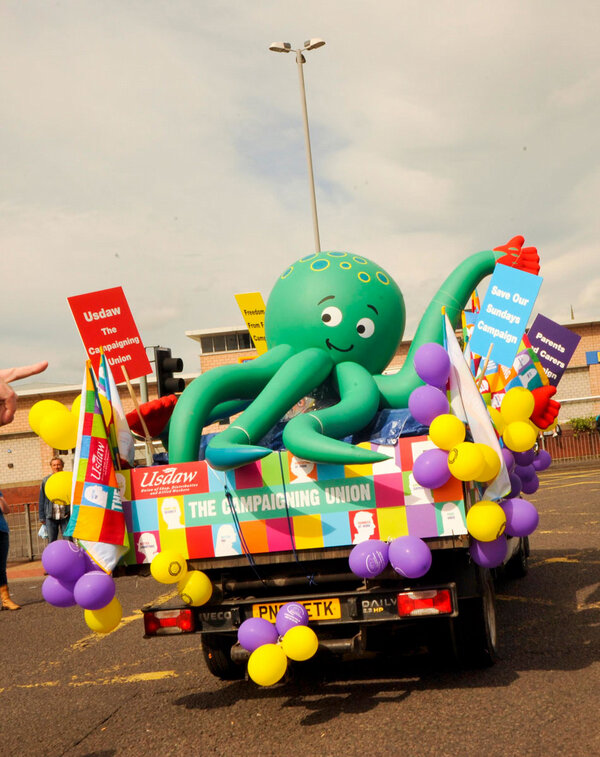 ABCInflatables's tweet image. BREAKING NEWS: Inflatable Octopus climbs into back of lorry! We made him for USDAW and he was the star attraction :)
