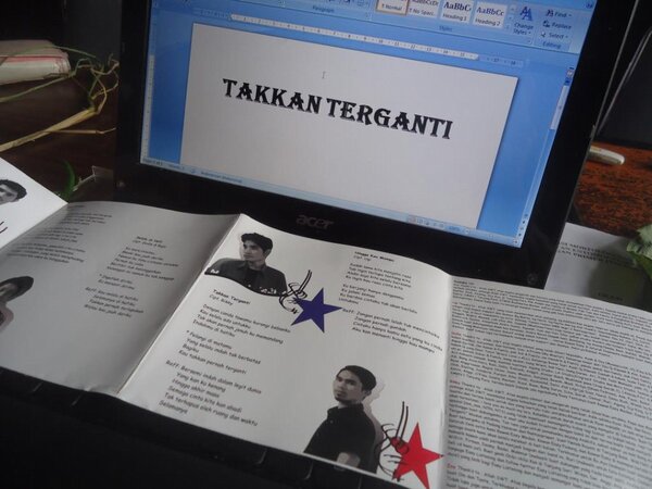 KawanEasyPadang's tweet photo. iyah favorit yang menpoto :D, tunggu poto2 gokil kami :D RT @DodieEasy_  "@EasyListen_ID: "Takkan Terganti" http://t.co/xCofPYZD".