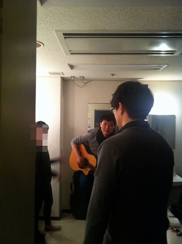 [성시경] 지난 주말 오사카 공연장, 대기실에서 밴드 분들과 이야기 중인 성시장님. 등만 봐도 누군지 알겠네요^-^