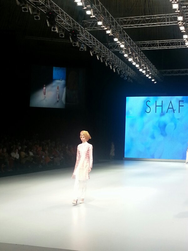 SeputariNews's tweet photo. Koleksi muslim wear @IndonesiaFW hadir saat ini #partnerbySindotv http://t.co/pAM64Pob