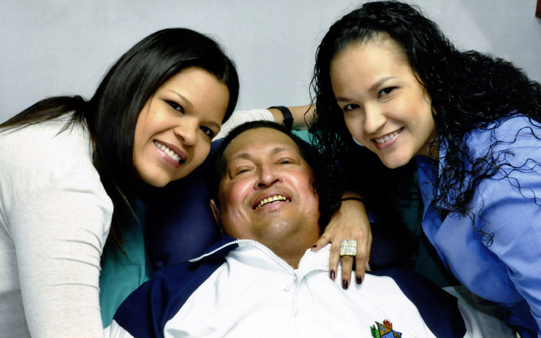 El presidente de Venezuela, Hugo Chávez, con sus hijas.