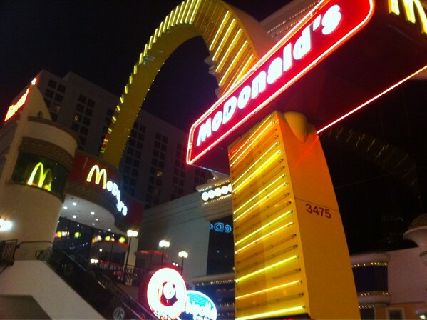 RoumageMareva's tweet photo. Valentine's Day @LasVegas #friends #LesYeuxQuiBrilles #CaliforniaLife!! http://t.co/t6nywYR2
