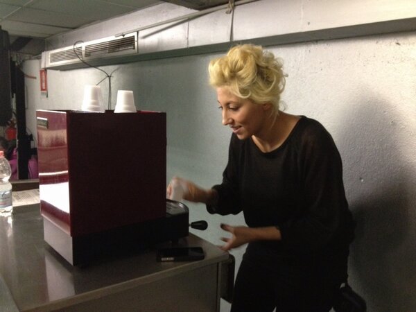 robgentileschi's tweet photo. "Cos'hai messo nel caffè"??? http://t.co/FRjE9kCB