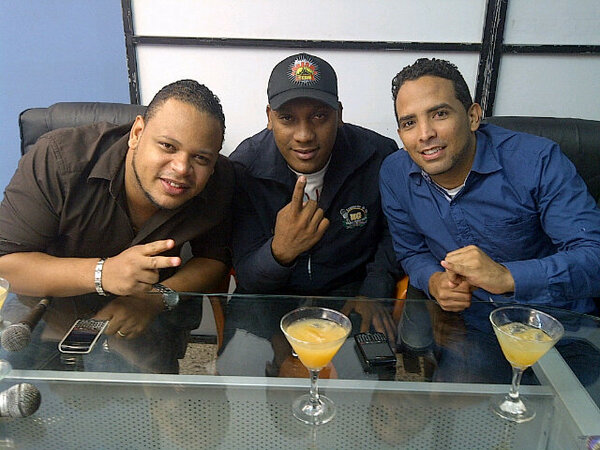 ElBufeodelPower's tweet photo. Aquí los jurados @djmakinaria @jotamago @RayonMusicRD en nuestro concurso Buscando la super estrella urbana por http://t.co/7gv9tG4P