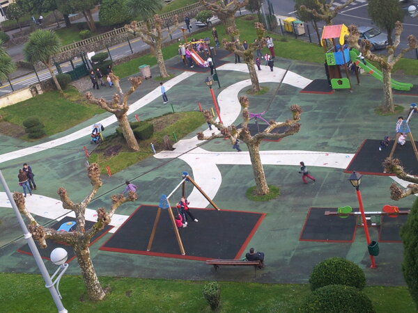 SantiMoar's tweet image. Da gusto que salgan 4 raiolos de sol e escoitar desde a ventana os nenos gritar e xogar. ¡Maldito inverno, acabate Xa