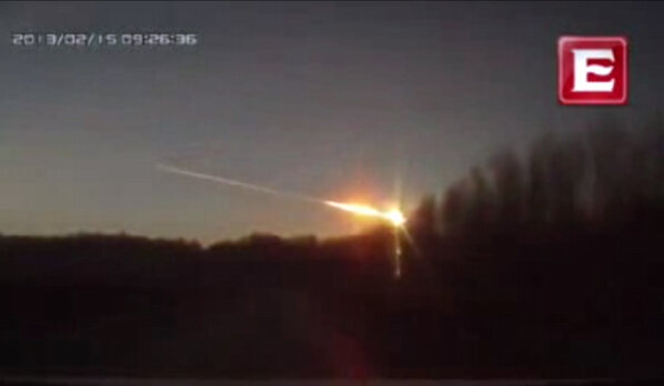 Excelsior's tweet photo. Video: El meteorito de Cheliabinsk; impresionantes imágenes de su caída en suelo ruso http://t.co/hb4ldvmZ http://t.co/6mEXeZWk