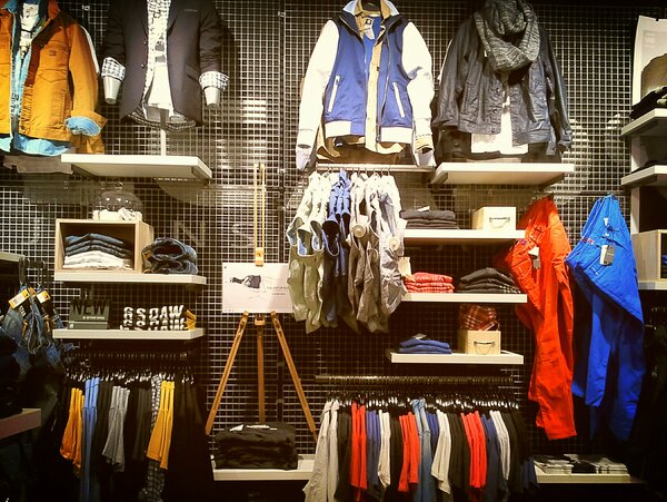 De nieuwste Gstar collectie hangt weer volop in de wand. Welkom mannen, sla je slag.