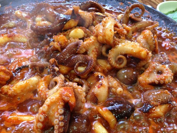 ellvision's tweet photo. 용두동 나정순할매집 3번째 방문! 
맛나 맛나 맛나!!!! 아옹 맵다. 
밥 두공기 비벼먹고, 포장까지~ http://t.co/20w5Qiq3