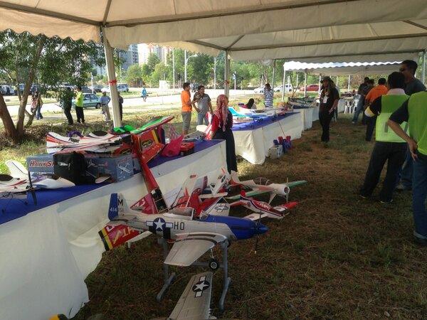 azrin_aris's tweet photo. #putrajaya_rc_2013 pilots on day 1 http://t.co/RQDLpOGf