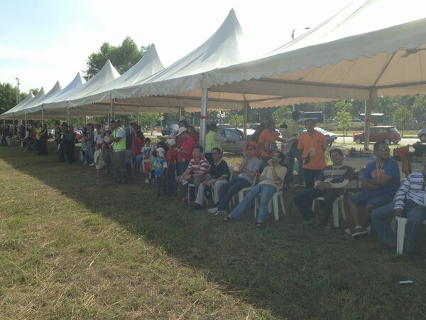 azrin_aris's tweet photo. Spectators #putrajaya_rc_2013 http://t.co/PhicEG1T