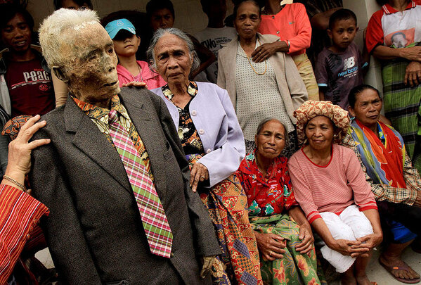 torajamuda's tweet photo. Yang begini    ?@orangtoraja percaya nggak kalo di toraja mayat bisa berjalan? http://t.co/8n7sF32H