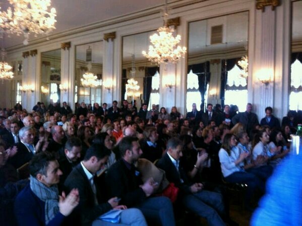 StefanoCaldoro's tweet photo. Ai #giovani tre parole: credibilità, passione e fiducia. Per rinnovare il nostro #sud http://t.co/uwxQjdVy