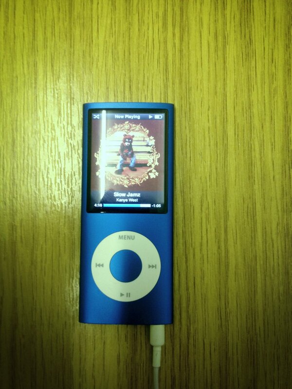JonSavi's tweet image. Found this bad boy for my travels #oldschool #rythms #collegedropout #kanye #originalipodmini