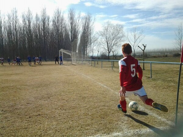 El juvenil abre la jornada con un empate (2-2) ante un bernesga que rentabiliza sus dos unicas ocasiones.