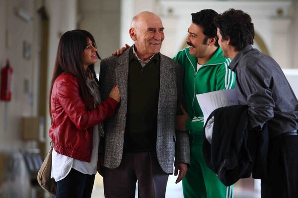 Aile var, küfür yok. Onun yerine bol bol eğlence, bol bol kahkaha var. Sizleri sinemalara bekliyoruz.