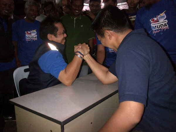P146muar's tweet photo. Steadyyy! "@P146muar: Dato @razaliibrahim beradu tenaga Gusti Lengan dgn Naib Ketua Pemuda BN Muar @MuarP146 @Muartv http://t.co/tBpKV3eB"