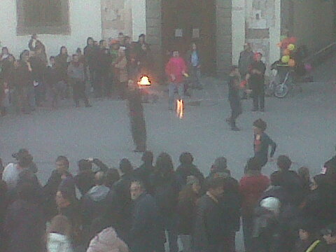 AutAutPisa's tweet photo. Fuoco e fiamme #difendicolorificio #Pisa http://t.co/LmUjBQVv