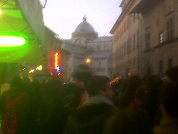 AutAutPisa's tweet photo. #difendicolorificio #Pisa il corteo entra in piazza dei miracoli http://t.co/QEFfhn0H