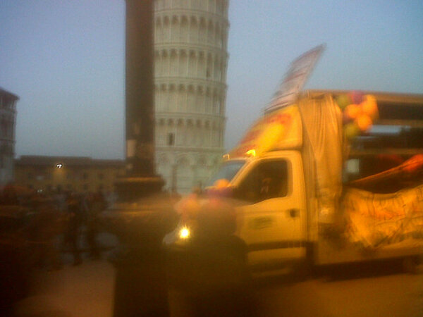 AutAutPisa's tweet photo. #Pisa #difendicolorificio http://t.co/xdvoDlIv