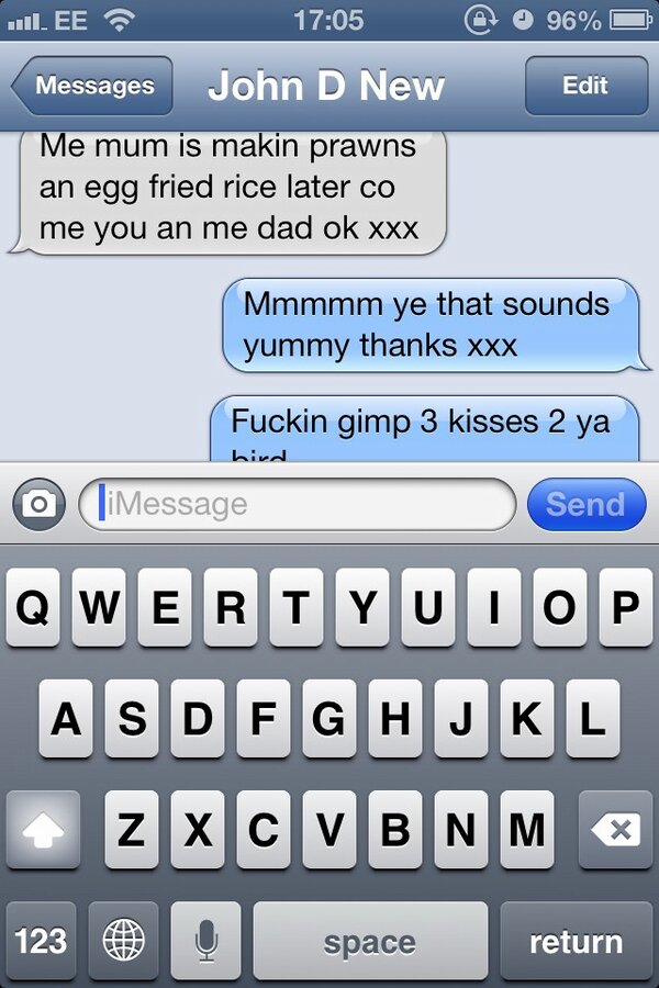 anthonyd1985's tweet photo. @huggydumps14 @eddieraw @colin_gator John txtin me instead of his bird !!! http://t.co/x1ZVuHtq