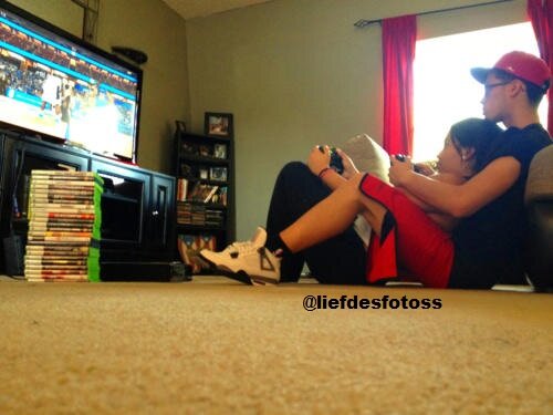 Парень который играет с девушками. Парень который играет с девушками. Парень поет. Парень который играет с девушками. Парень с девушкой дома.