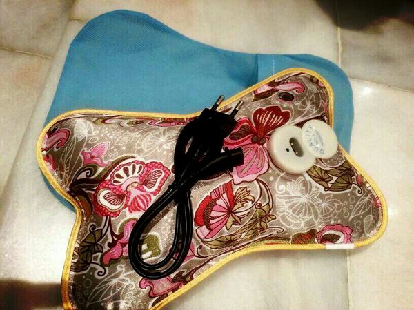 awa234's tweet photo. احتاج دعمكم ، كمادات تشحن بالكهرب معاها الشاحن والجراب ب 50 ريال http://t.co/BoiRXopT