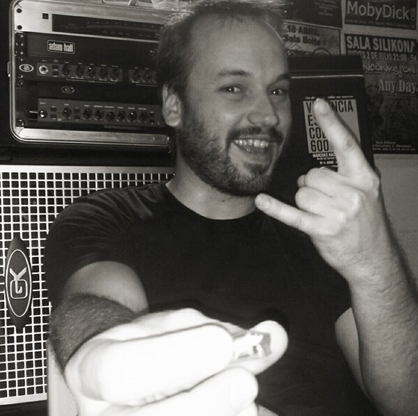 Confunksion's tweet photo. "¿Quién quiere un Sugus?" (Chen, destructor de baquetas) http://t.co/wlQhEHsh