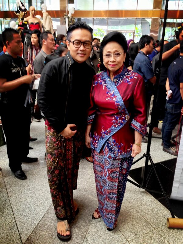 lenmarch13's tweet photo. @DenSiswanto with Ibu Martha Tilaar @IndonesiaFW #IFW2013 http://t.co/mYKZ83fC