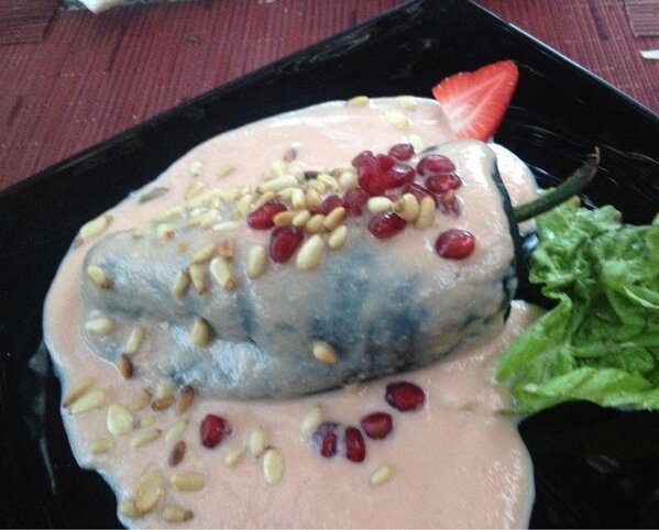 KamounLab's tweet photo. Chile relleno morelense - de cecina banado en salsa de mamey #SolFood #Mexico http://t.co/DFhbfRkp