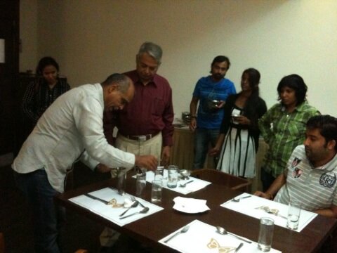 nakulshenoy's tweet image. Here's our @arunkatiyar performing his "challenge magic" during the lunch break at the #MagicWorkshop yesterday.