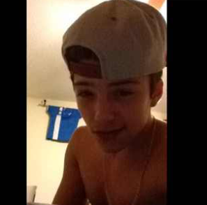 Plastic_Elijah's tweet photo. Who wants a DM? (; http://t.co/0OmjO9fA