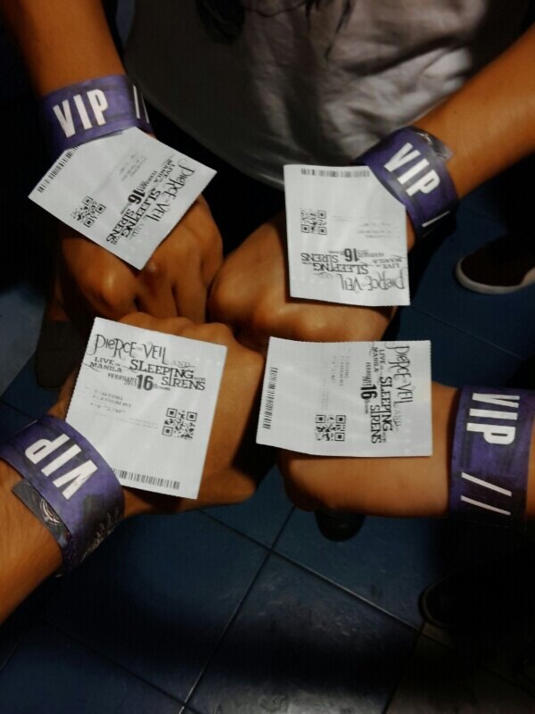 blankcaves's tweet photo. @ciarlaserbeam @misterswim @sarjentocaves \m/ @Kellinquinn  @piercetheveil @piercethevic @PULPLiveWorld  @SWStheband http://t.co/jmuG0a75