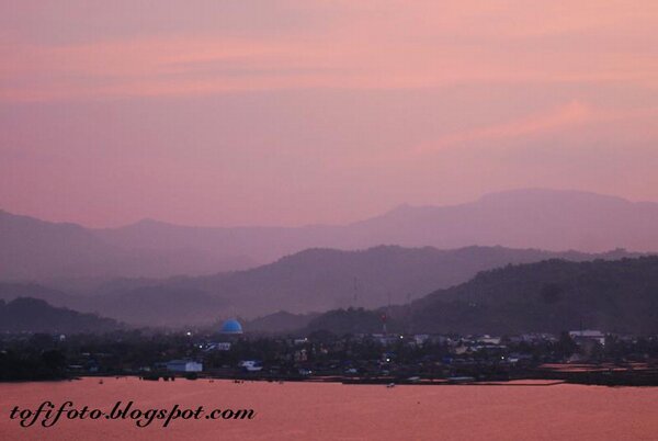 tofifoto's tweet photo. @Kota_Bima view dari #PantaiUle http://t.co/FHzQJ61F