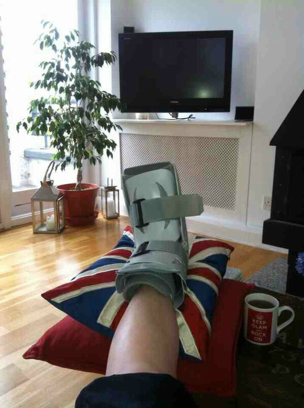 RoseMcCarter's tweet image. Update Metatarsal-gate: Out for 6 wks, out of plaster, in airboot, hairline fracture 5th metatarsal. #MissingNetball