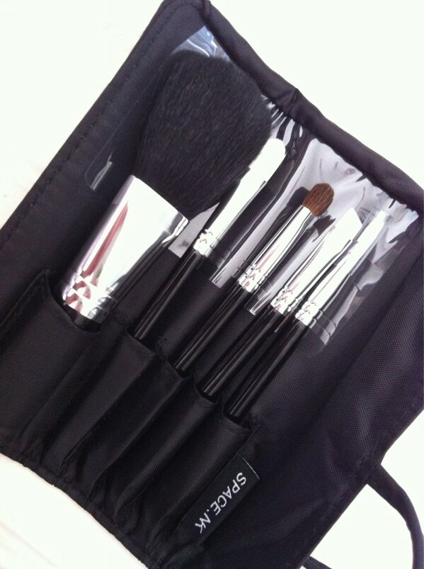 EmelineCroome's tweet photo. This brush set is prefect for my handbag! I love freebies!! Thanks @Space_NK http://t.co/7zcUwP7w