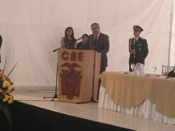 Fernando50M's tweet photo. Domingo Paredes, entre aplausos, inauguró las elecciones. http://t.co/pci3QUz1