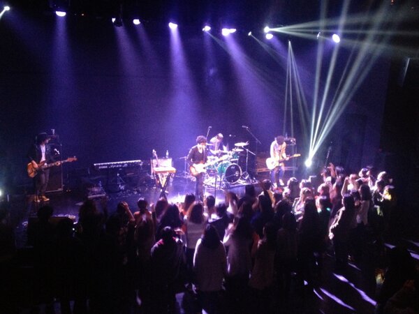band_byebyesea's tweet photo. 오늘 #안녕바다 &amp; 9와숫자들 공연의 대미를 장식한 감동의 떼창♡ http://t.co/7NKixZSY