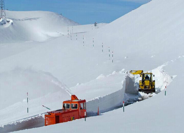 snowium's tweet photo. Si que impressiona. #portdelabonaigua #pirineu Intentant fer pas a la Bonaigua. Impressiona, eh!? http://t.co/bIxPJ0Sg via @lolocortina