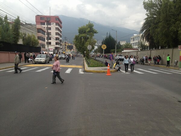 Fernando50M's tweet photo. La avenida Gaspar de Villarroel, en el norte de #quito está despejada. #YoVoté #EleccionesEC http://t.co/vum8qA5p