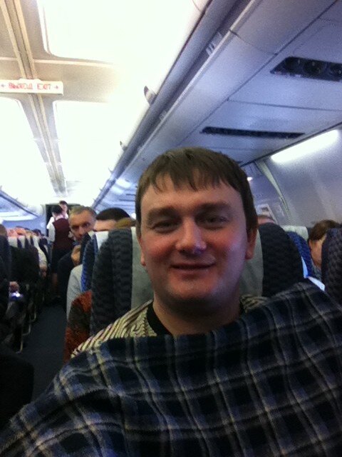 IDimula's tweet photo. “@RomanNik80: Почему в самолетике мало места для ног и холодно((((( http://t.co/beWADUDQ” потому что не надо сидететь на крыле:)))))