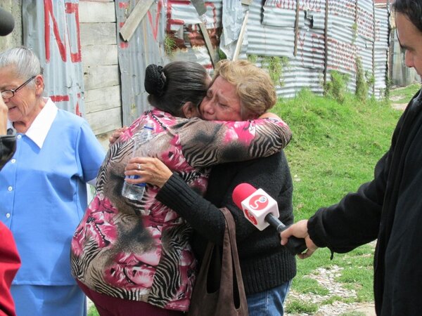 busquedapersona's tweet photo. La señora Lucelida y su nueva sobrina....la la felicidad no tiene precio! http://t.co/MyIOlJON