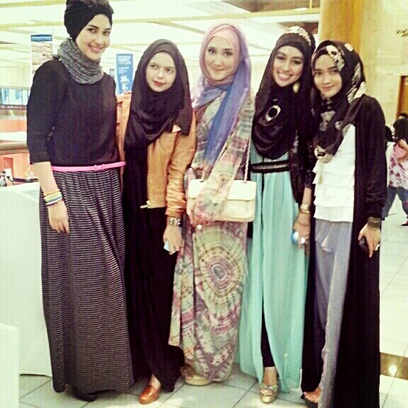 With <a href="/dianpelangi/">Dian Pelangi</a> <a href="/utiee/">Puteri HK</a> after the show...