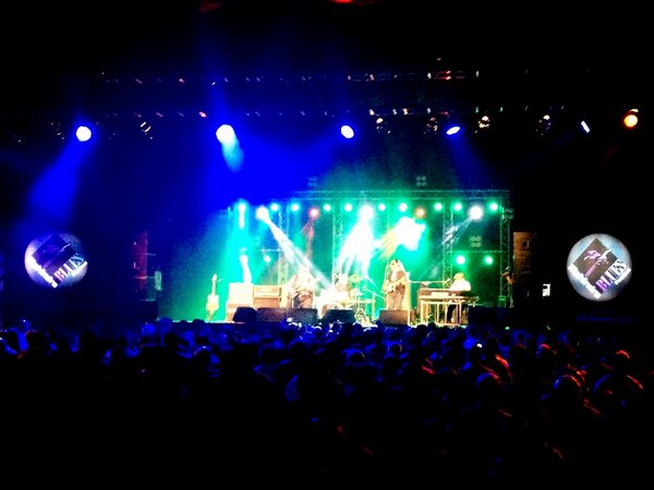 LesleLewis's tweet image. Watching #PoppaChubby my very old Fav guitarist at #MahindraBluesFestival View from the Mahindra box