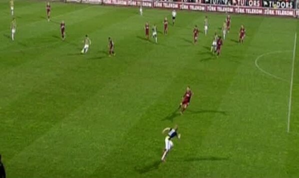 Yediğimiz ilk golde Kuyt'ın 11 cm ileride bariz ofsaytta olduğu ligtv piero görüntüsünden tespit edildi.