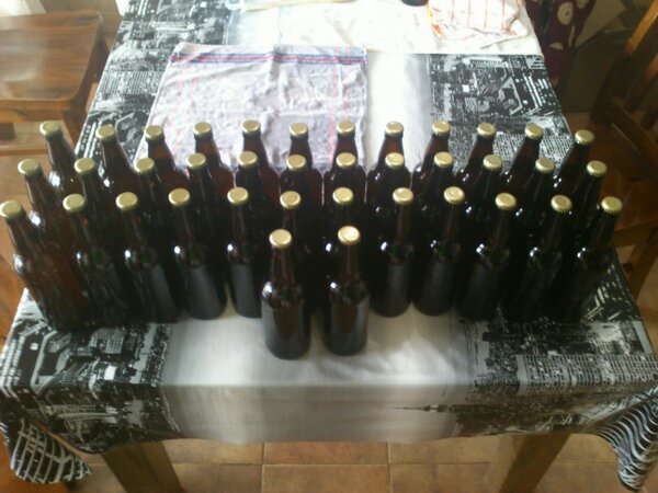 Ainhoa_navarro5's tweet photo. Cerveza casera!! @dmgauti http://t.co/6KJvY1xg