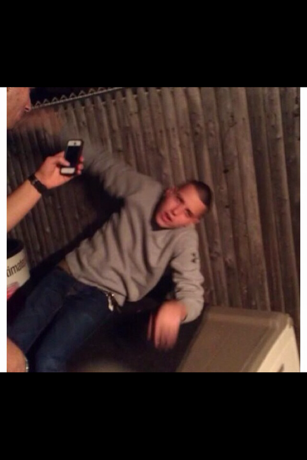 EmbarrassNpics's tweet photo. Too drunk? Perfect.. http://t.co/adU8vfx8